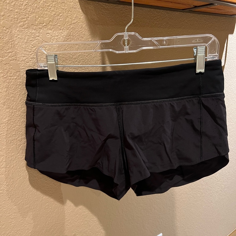 Lululemon 2.5” Speed-Up short in black, size 6